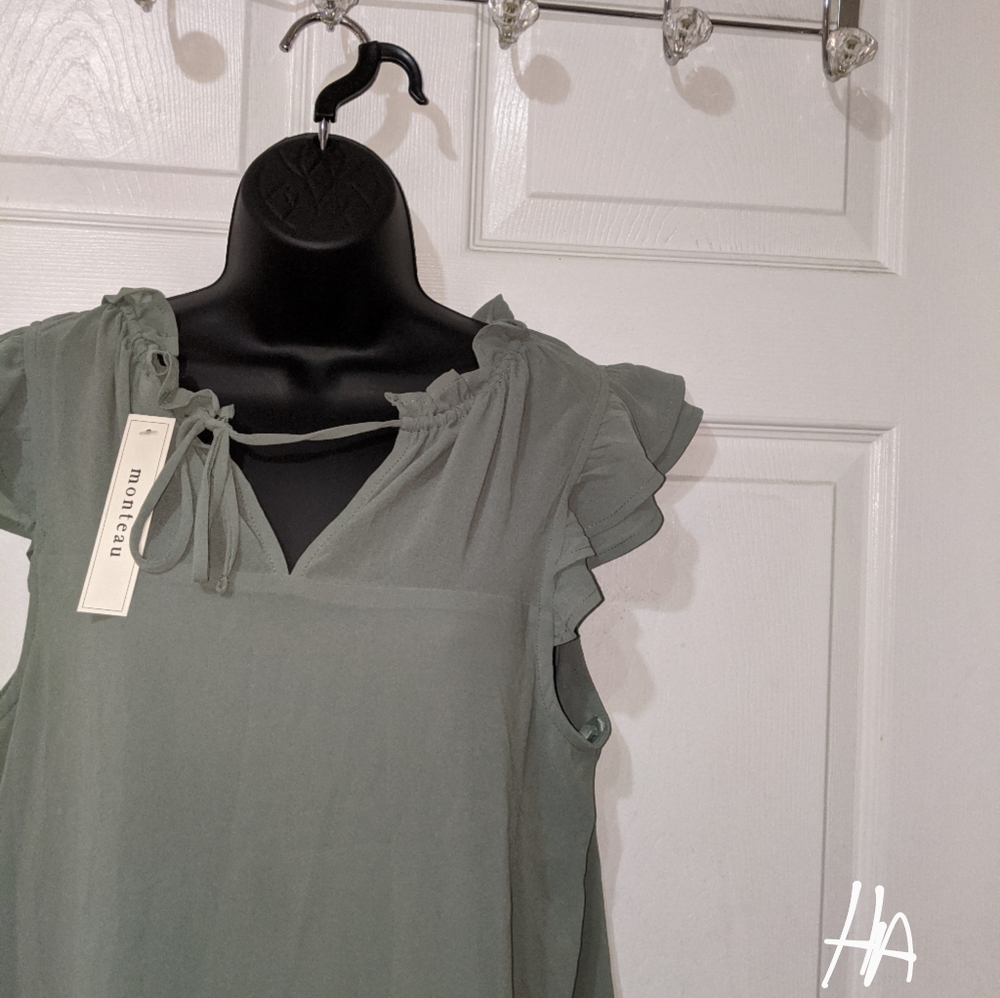 Monteau Sleeveless Ruffle Blouse‼️